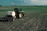 agro-noticias/attachments/20652-1200px-fertilizer_applied_to_corn_field.jpg